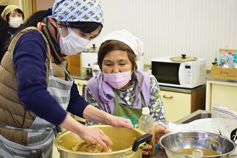 名人に教わる蒟蒻作りと伝統料理の味噌煮を食べる